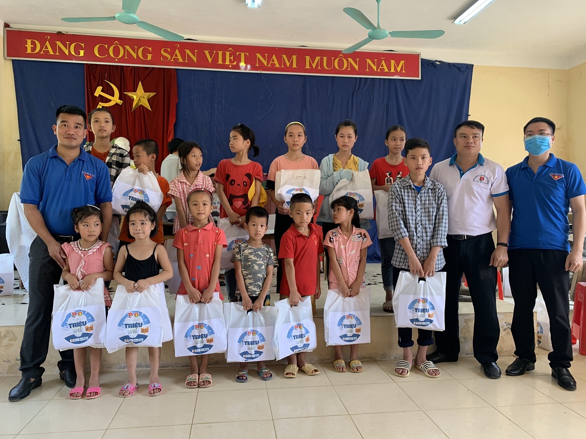 Đoàn TN Thành phố Hòa Bình tặng 400 hộp sữa cho học sinh có hoàn cảnh khó khăn xã Quang Tiến xã Q